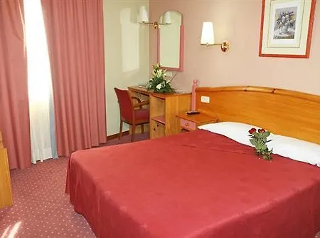 Hotel Maria De Luna 3*