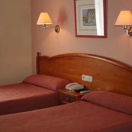 Hotel Maria De Luna 3*
