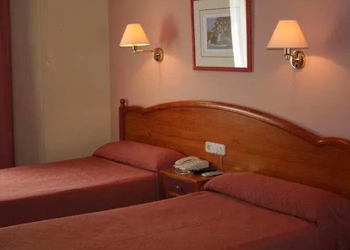 Hotel Maria De Luna 3*